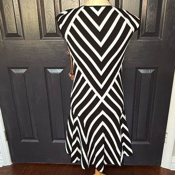 Banana Republic black and white geometric pattern dress Large - Picture 6 of 11